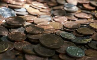 lugg av mynt, annorlunda europeisk och amerikan metall mynt, pengar bakgrund foto