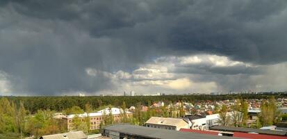 regnstorm över de stad foto