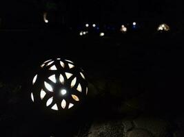 cirkel gata lampor i de mörk bakgrund, årgång lampor foto