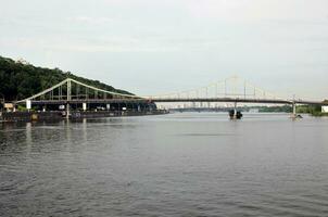 bro tvärs över de flod dnipro i Kiev, ukraina foto