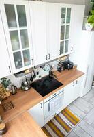 ljus vit modern rustik kök dekorerad med inlagd växter, loftstil kök redskap. interiör av en hus med hemplanter foto