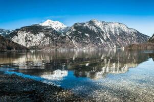 spektakulär se på de berg sjö i österrikiska alps foto