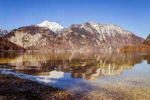 spektakulär se på de berg sjö i österrikiska alps foto