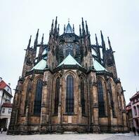 stor katedral i de gammal stad av prag foto