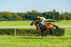 wroclaw, polen - sep 10, 2023 - jockeys tävlande på wroclaw lopp Spår foto