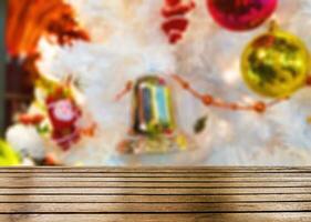 tabell topp på vit jul träd hänga leksak klocka foto