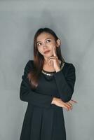 Söt ung flicka balinesisk asiatisk, indonesiska flicka företag utgör modell för annons glasögon, hudvård mode stil foto