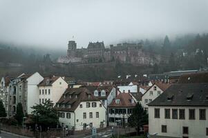 Heidelberg, Tyskland - dec 26, 2018 - Heidelberg slott i de dimma ovan de stad foto