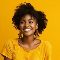 fotorealistisk bild av en skön mörk flådd afrikansk amerikan kvinna på en gul bakgrund. ung kvinna leende. ai genererad foto