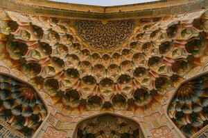 bukhara, uzbekistan. december 2022. abdulaziz khan madrasah på en solig dag foto