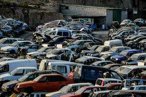 en stor massa av bilar är parkerad i en parkering massa foto