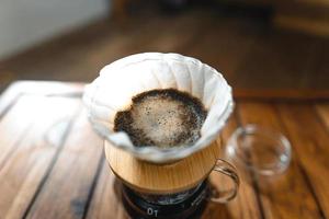 droppande kaffe och långsamt kaffe hemma foto