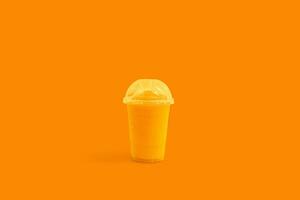 färsk orange juice smoothie i plast koppar ta bort på bakgrund, frukt dryck för friska begrepp foto