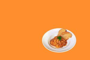 tallrik med gott nötkött stroganoff och pasta foto