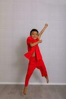 liten pojke barn i röd kinesisk klänning, stil och mode idéer för barn. kinesisk ny år foto