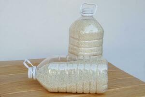 två plast flaskor den där innehålla korn av ris till förhindra från damm eller insekter. själv. begrepp, återanvändning plast flaska. noll avfall. foto