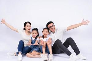 porträtt av asiatisk familj på vit bakgrund foto