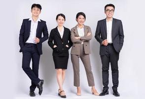 grupp asiatiska affärsmän poserar på en vit bakgrund foto