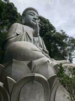 låg vinkel buddha staty i genting högland, malaysia foto
