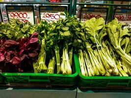 surakarta, indonesien - april 27, 2023. färsk grön vegetabiliska på hylla i matvaror Lagra för försäljning. hypermart surakarta. foto