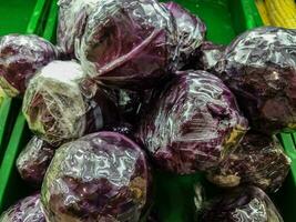 huvuden av röd kål, brassica oleracea för försäljning på en bondens marknadsföra foto