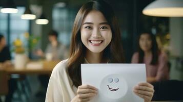 en kvinna innehav upp en smiley ansikte kort med en glad uttryck ai genererad foto