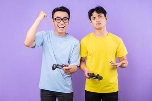 två asiatiska bröder som spelar spel tillsammans foto