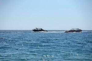 antalya, Kalkon - Maj 15, 2021 lyxig uppblåsbar revben hastighet båt cruising i medelhavs djup hav foto