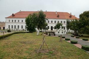 rivne, ukraina - september 16, 2023 se till de historisk slott ostrozkyi under de molnig himmel i dubno, rivne område i ukraina foto