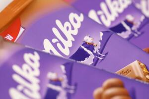 Kharkov, ukraina - december 8, 2020 lila milka choklad barer på tabell. milka är en swiss varumärke av choklad konfekt tillverkad internationellt förbi företag mondelez internationell foto