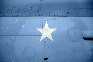 somalia flagga avbildad på sida del av militär armerad helikopter närbild. armén krafter flygplan konceptuell bakgrund foto