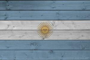 argentina flagga avbildad i ljus måla färger på gammal trä- vägg. texturerad baner på grov bakgrund foto