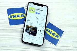 Kharkov, ukraina - Mars 5, 2021 ikea ikon och Ansökan från app Lagra på iphone 12 proffs visa skärm på vit tabell foto