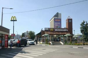 mcdonalds restaurang i poltavsky shlyakh 58 i Kharkov, ukraina foto