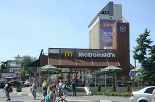 mcdonalds restaurang i poltavsky shlyakh 58 i Kharkov, ukraina foto