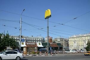 mcdonalds restaurang i poltavsky shlyakh 58 i Kharkov, ukraina foto