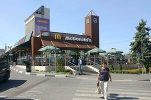 mcdonalds restaurang i poltavsky shlyakh 58 i Kharkov, ukraina foto