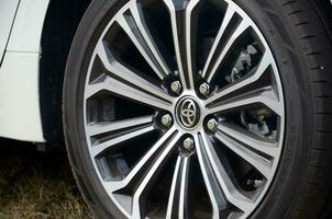 Toyota corolla hjul med dunlop sport max däck och aluminium fälgar foto