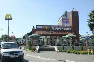 mcdonalds restaurang i poltavsky shlyakh 58 i Kharkov, ukraina foto