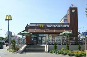 mcdonalds restaurang i poltavsky shlyakh 58 i Kharkov, ukraina foto