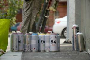 montana mtn 94 och kobra Begagnade spray burkar för graffiti målning utomhus foto