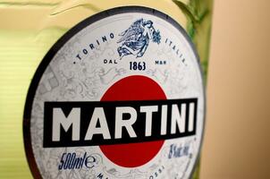 flaska av vermouth Martini rossi stänga upp logotyp på beige vägg bakgrund foto