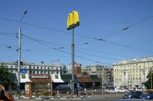 mcdonalds restaurang i poltavsky shlyakh 58 i Kharkov, ukraina foto
