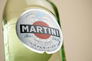 flaska av vermouth Martini rossi stänga upp logotyp på beige vägg bakgrund foto