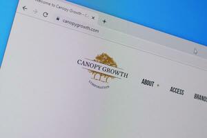 hemsida av tak tillväxt hemsida på de visa av pc, url - canopygrowth.com. foto