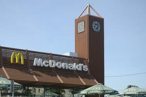 mcdonalds restaurang i poltavsky shlyakh 58 i Kharkov, ukraina foto