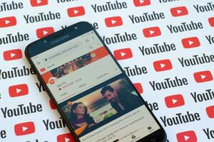 zee TV officiell Youtube kanal på smartphone skärm på papper Youtube bakgrund. foto