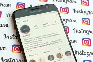 dior officiell Instagram konto på smartphone skärm på papper Instagram baner. foto