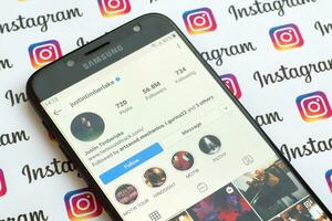 Precis inkommet timberlake officiell Instagram konto på smartphone skärm på papper Instagram baner. foto