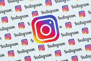 Instagram mönster tryckt på papper med små Instagram logotyper och inskriptioner. Instagram är amerikan Foto och videodelning social nätverkande service ägd förbi Facebook